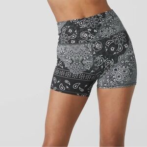 Alo Vapor Black and White Paisley Women's Shorts
4” Bike short